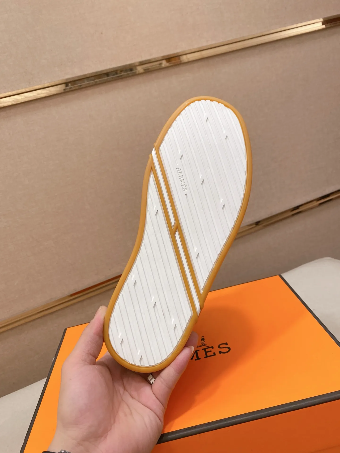 Ex-factory price: 480💰《HERMES》【Classic Original Version】Hermès; Top 🔝 Purchasing Agency 🔍🔍Men's latest high-tops 🇺🇸 available simultaneously at counters, imported from Italy original ▲▲cowhide ▲▲ (high-end, extravagance, class) times) Exquisite workmanship (Italian 🇮🇹Imported water-dyed 🐂cowhide lining) sole: Original sole provided by the original factory, ⚠️exclusive double-layer activity·TPR·rubber·combined molded outsole; super comfortable·wear-resistant·non-slip·environmental protection The real thing is more beautiful if you take the real thing (high quality, follow the order). You can enter and exit the counter at will * Number of yards: 38-44 (45 can be customized and cannot be returned or exchanged)